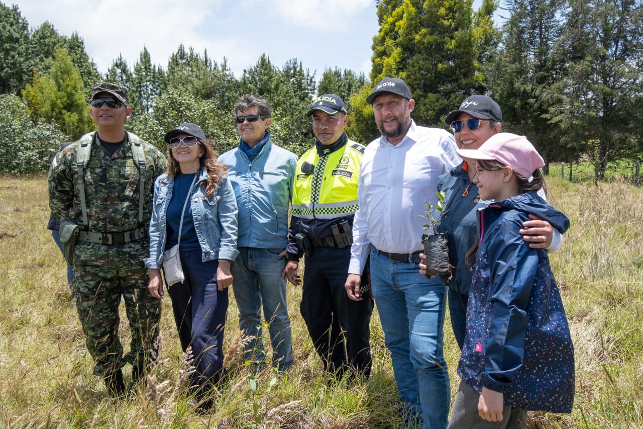 Cancillería lidera siembra de más de 800 árboles en Boyacá como parte del Proyecto Corredor Ecológico 