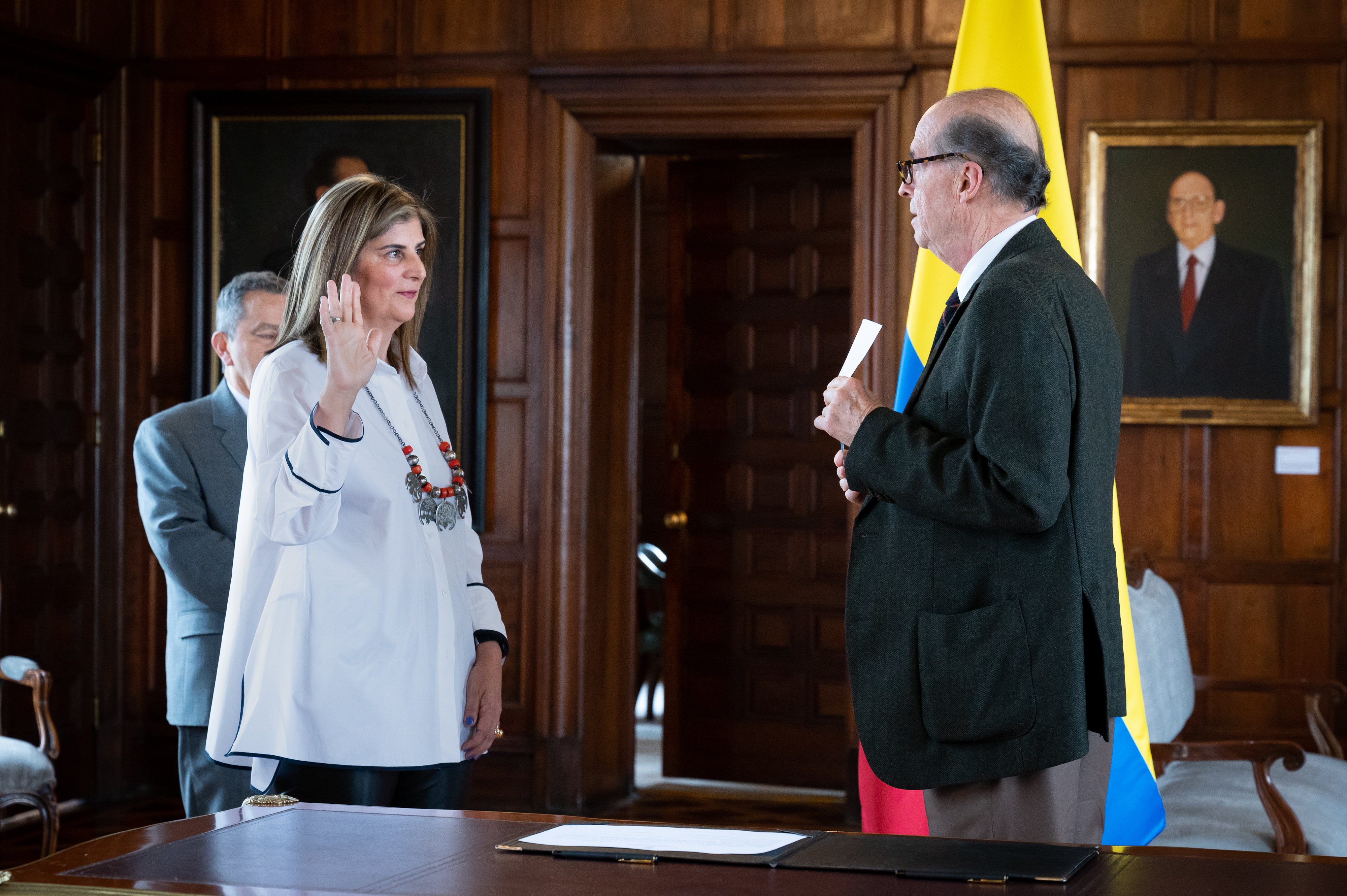 Ministro de Relaciones Exteriores, Álvaro Leyva Durán, posesiona a Laura Gil como nueva Viceministra de Asuntos Multilaterales