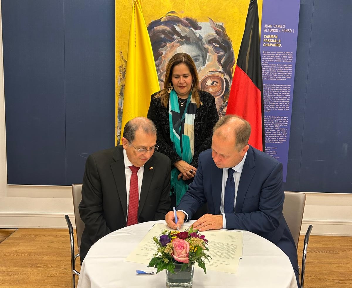 En la foto aparecen la Embajadora de Colombia en Alemania, Yadir Salazar Mejía; el Viceministro de Relaciones Exteriores, Jorge Rojas Rodríguez, y el Delegado Especial del Gobierno Federal para Acuerdos Migratorios, Dr. Joachim Stamp.