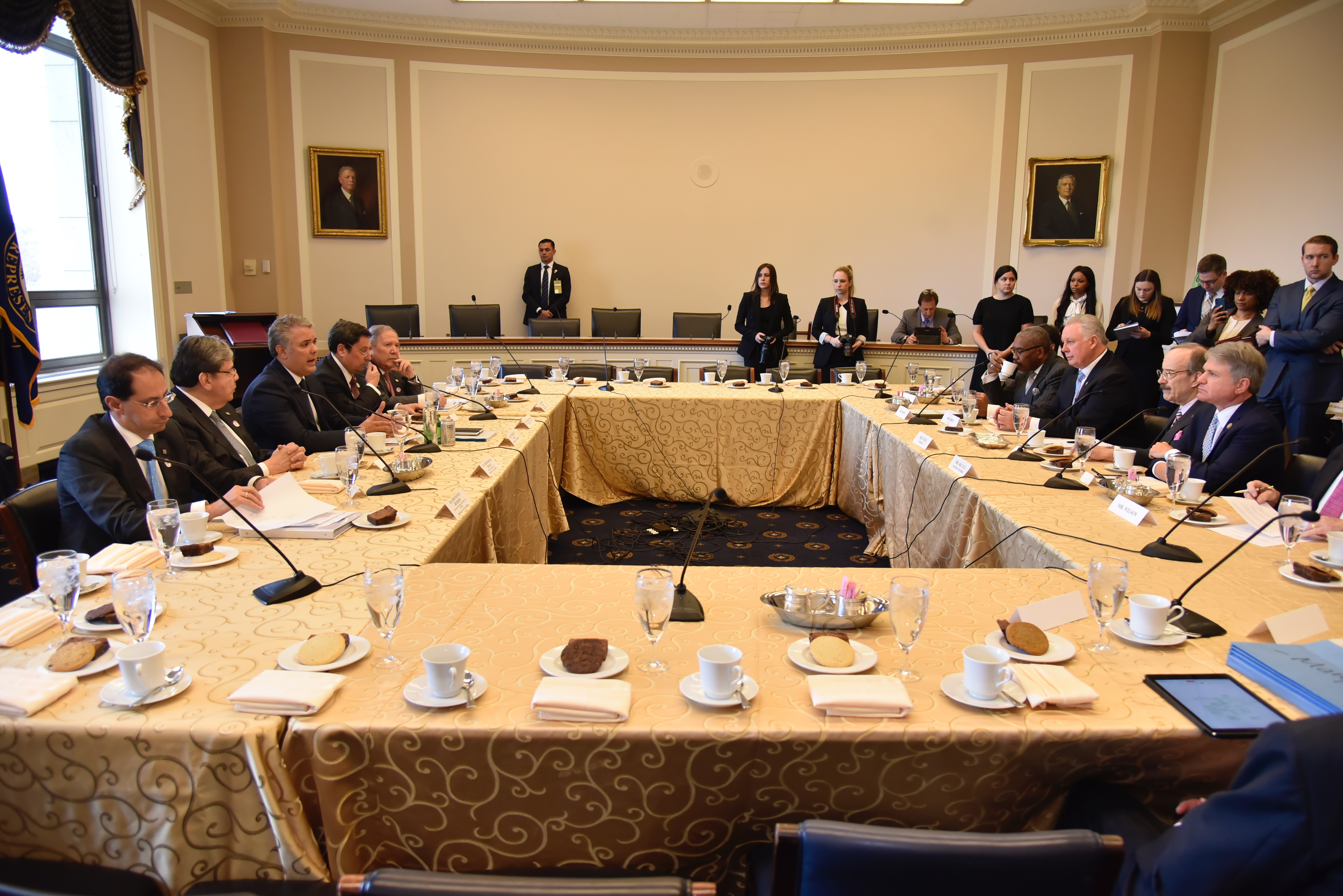 El mandatario colombiano Iván Duque y el Canciller Carlos Holmes Trujillo sostuvieron un encuentro con el Comité de Relaciones Exteriores de la Cámara de Representantes de los Estados Unidos