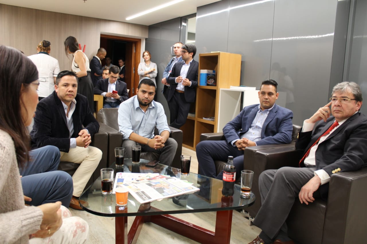 Con el objetivo de promover la inclusión socioeconómica de venezolanos en Colombia, Canciller Carlos Holmes Trujillo se reunió con algunos emprendedores en Medellín