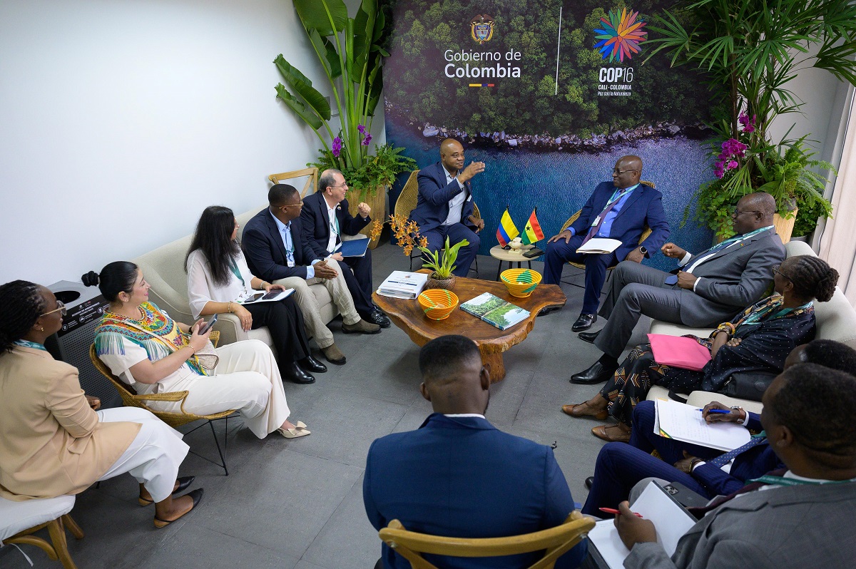 Foto del encuentro del Canciller Luis Gilberto Murillo con el ministro de Asuntos Parlamentarios de Ghana, Osei Kyei Mensah Bonsu.