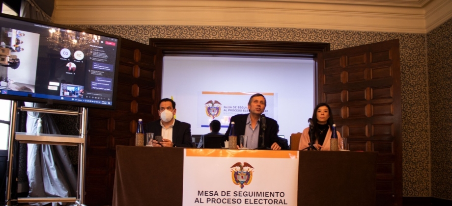 En el Palacio de San Carlos, el Viceministro de Relaciones Exteriores, Francisco Echeverri; la Viceministra de Relaciones Políticas del Ministerio del Interior, María Paola Suárez, y el Secretario General de la Cancillería, Luis Gabriel Fernández; presenciaron a través de una videollamada la apertura de la primera mesa de votación para colombianos en el exterior en las elecciones de Congreso de la República y las consultas interpartidistas para candidatos a la Presidencia.