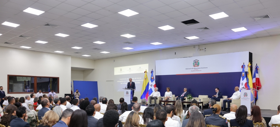 Instituciones de educación pública y privada de Colombia oficializaron la oferta de más de 10 mil becas para estudiantes de República Dominicana