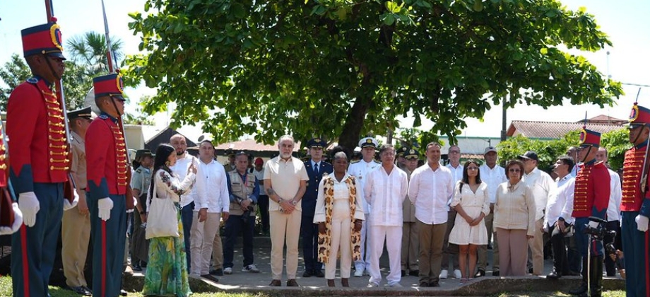 En Leticia, la canciller (e) acompaña al presidente Gustavo Petro en la conmemoración de los 206 años de la Batalla de Boyacá y los 215 años del Ejército Nacional