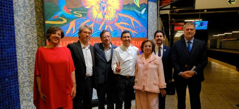 Canciller (e) Rosa Yolanda Villavicencio Mapy y el Presidente Gustavo Petro asisten a la inauguración del mural 'Nuestro norte es el sur' en el Metro de Santiago de Chile