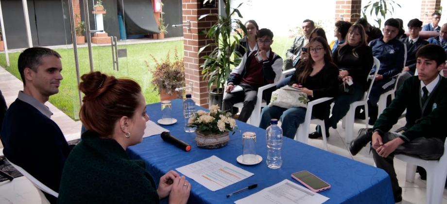Un grupo de estudiantes del modelo SIMONU visitaron la Embajada de Cuba en Colombia como parte de su formación académica 