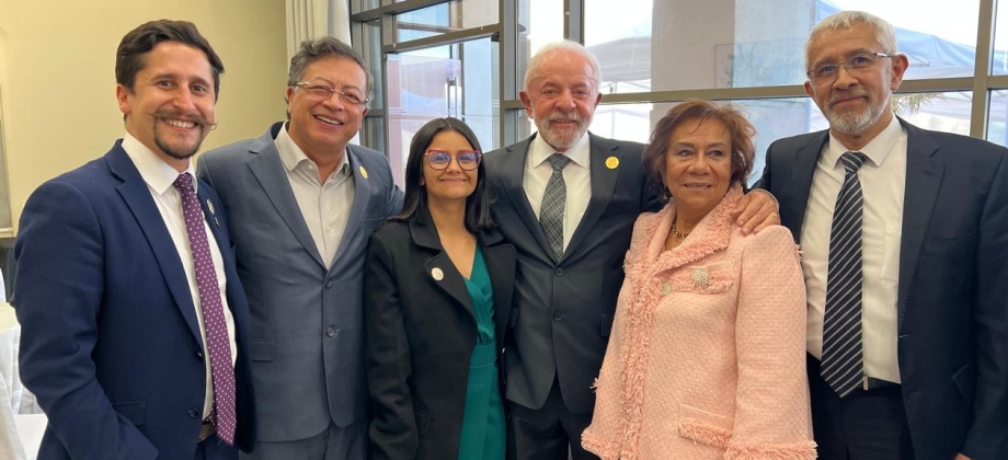 Ministra de Relaciones Exteriores (e), Rosa Yolanda Villavicencio Mapy, acompaña al Presidente Gustavo Petro en el encuentro Democracia Siempre, en el que los presidentes acordaron combatir la desinformación