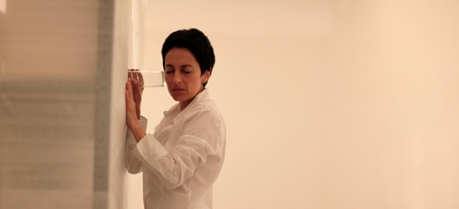 La artista María José Arjona durante la presentación de su performance. (Foto: E