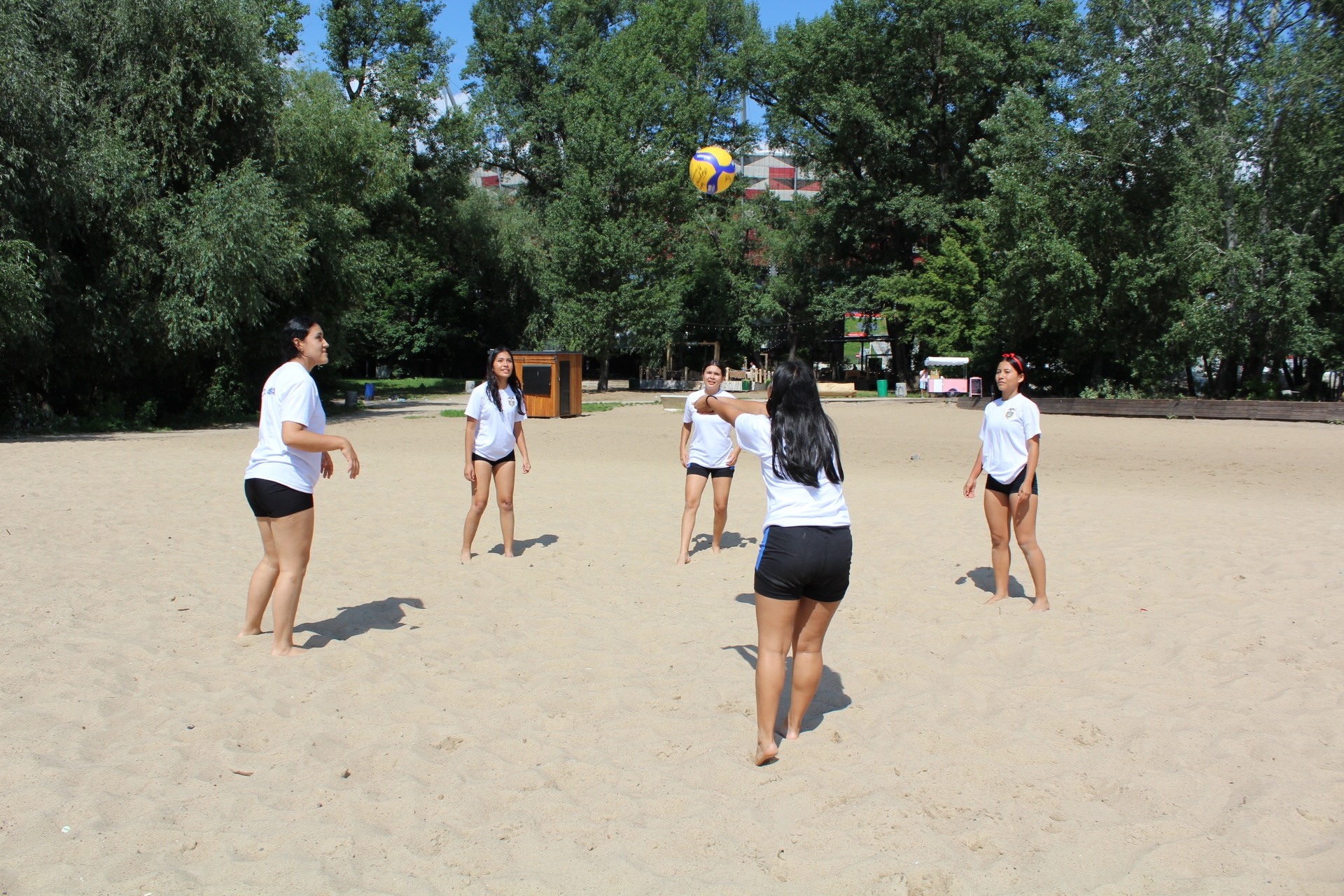 Desde Polonia, regresaron del intercambio de diplomacia deportiva las voleibolistas de la Casa Lúdica para la Paz de Fortul, Arauca