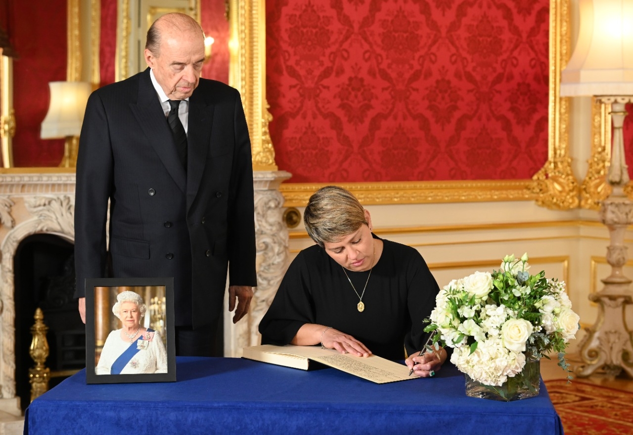 La Primera Dama de la Nación, Verónica Alcocer y el Ministro de Relaciones Exteriores de Colombia, Álvaro Leyva Durán, asistirán al funeral de Estado de Reina Isabel II