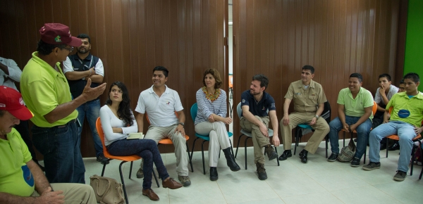 Canciller Holguín en su encuentro con los beneficiarios del proyecto piscícola realizado por el PFP en Puerto Leguízamo