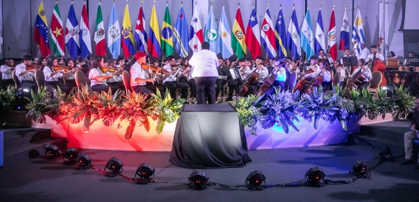 “No todos los días se conjugan en escena talentos musicales de más de 70 niños de dos países hermanos, Colombia y Panamá”: Embajador Baquero, sobre el concierto protagonizado por niños beneficiarios de la iniciativa de diplomacia cultural de Cancillería Orquestas Sinfónicas de Batuta, de Quibdó y Puerto Asís, junto a jóvenes de la Red Nacional de Orquestas y Coros Infantiles y Juveniles de Panamá en el concierto para celebrar los 100 años de relaciones bilaterales