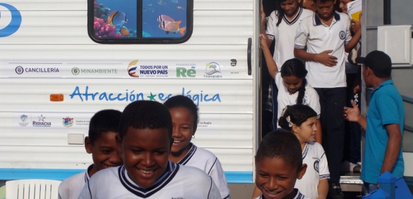 Con el fin de fortalecer la cultura ambiental en los municipios de Riohacha, Maicao, Manaure y Uribia en el departamento de la Guajira, se dan fin a las dos primeras jornadas de educación ambiental lúdica dirigida a niños, jóvenes y estudiantes. Foto: Cancillería.