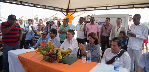 IMG La unión hace la fuerza: gracias a la Cancillería, Ministerio de Hacienda, Fondo de Adaptación, Alcaldía de Maicao, Gobernación de La Guajira y a Coltabaco 94 familias reciben casas con servicio de agua potable