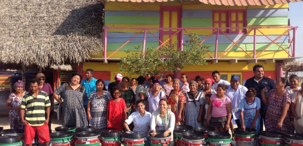 Plan Fronteras para la Prosperidad de Cancillería, Fundación Ecósfera, Corpoguajira y la Alcaldía de Manaure entregaron kits de canecas a la comunidad Wayúu de Mayapo, en la iniciativa 'La Guajira vive limpia 2'