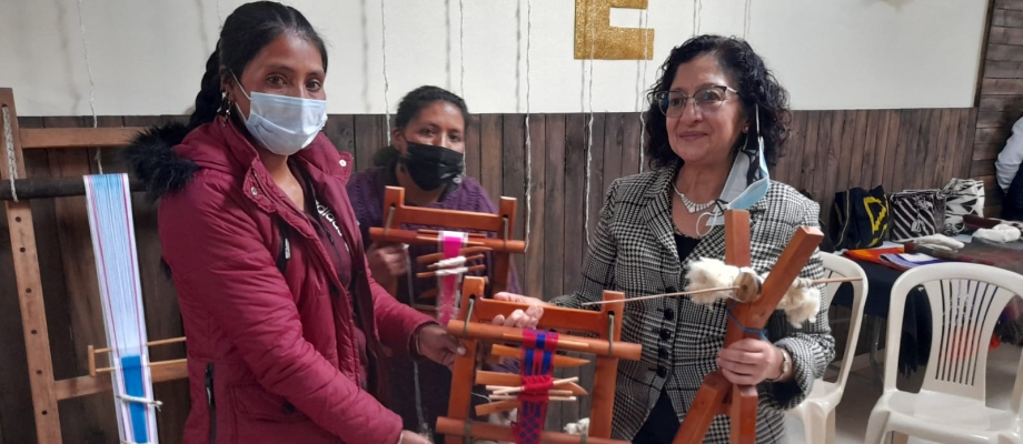 Dirección de Fronteras de Cancillería visitó la Fundación Monte Oscuro Hierba Amarilla conformada por 45 mujeres tejedoras en guanga en el departamento de Nariño