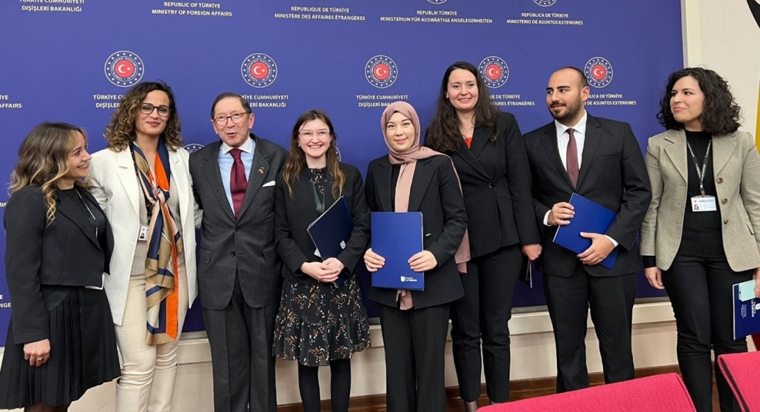 Ciclo de conferencias de la escritora y periodista Laura Restrepo en Estambul y Ankara, y ceremonia de clausura del curso de español para Diplomáticos del Ministerio de Relaciones Exteriores y servidores públicos de Türkıye